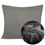 Poszewka satynowa 70x80 w kolorze szarym, leżąca na jednolitym tle, z gładką, połyskującą teksturą. Na zdjęciu dodatkowe ujęcie poduszek w aranżacji sypialni, podkreślające elegancki design produktu.