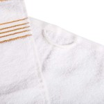 Ręcznik kąpielowy 50x90 cm w białym kolorze, wykonany z bawełny o gramaturze 500 g/m². Na krawędzi widoczne złote paski w bordiurze. Ułożony poziomo, zbliżenie na fakturę materiału oraz dekoracyjne wykończenie.