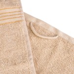 Ręcznik do rąk 30x50 cm, bawełniany w kolorze beżowym. Posiada bordiurę w złote paski. Złożony na boku, eksponuje swoją miękką fakturę. Widoczna pętla do zawieszenia. Tekstura materiału jest wyraźnie widoczna.