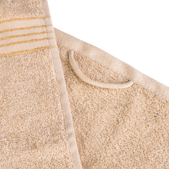 Ręcznik do rąk 30x50 cm, bawełniany w kolorze beżowym. Posiada bordiurę w złote paski. Złożony na boku, eksponuje swoją miękką fakturę. Widoczna pętla do zawieszenia. Tekstura materiału jest wyraźnie widoczna.