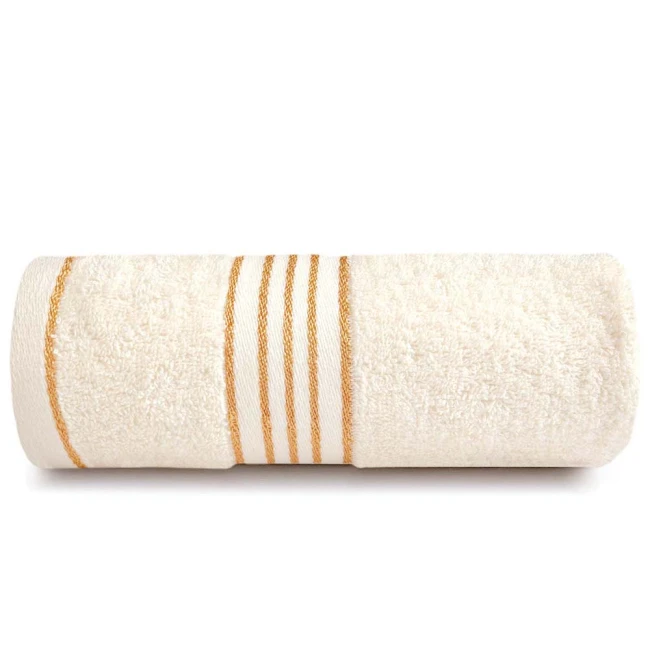 Ręcznik kąpielowy 50x90 cm w kolorze ecru, wykonany z bawełny o gramaturze 500 g/m². Złożony, z widoczną bordiurą w złote paski. Na białym tle, dobrze eksponujący swoją teksturę.