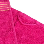 Różowy ręcznik kąpielowy 50x90 cm z bawełny o teksturze frotte. Na bordiurze złote paski, widoczny uchwyt do zawieszenia. Ujęcie z boku, ukazujące detale faktury i wykończenia. Ręcznik leży na białym tle.