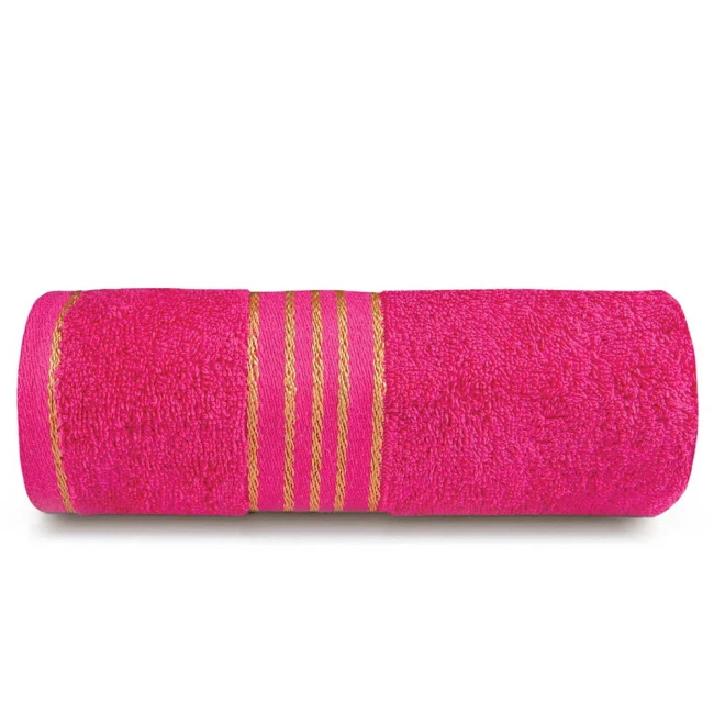 Różowy ręcznik kąpielowy 50x90 cm z bawełny, z bordiurą w złote paski. Produkt leżący, widoczny frontowo, ukazujący jego teksturę. Gęstość 500 g/m2 zapewnia miękkość i chłonność. Ułożenie na białym tle podkreśla intensywność koloru.