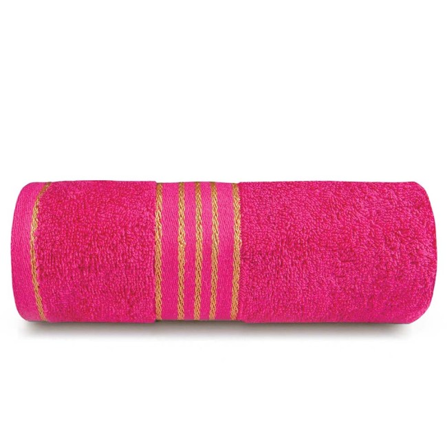 Różowy ręcznik kąpielowy 70x140 cm wykonany z bawełny o gramaturze 500 g/m². Produkt leży w pozycji zwiniętej, z widoczną bordiurą z złotych pasków. Gładka faktura materiału, brak napisów czy logo. Idealny do użytku w łazience.
