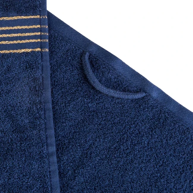 Ręcznik do rąk 30x50 cm w ciemnym niebieskim kolorze z bordiurą w złote paski. Widać teksturę bawełnianej tkaniny oraz uchwyt do zawieszenia.