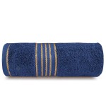 Ręcznik kąpielowy 70x140 cm, bawełniany w ciemnym niebieskim kolorze, zwinięty z widoczną bordiurą w złote paski. Miękka, teksturowana powierzchnia, idealny do używania po kąpieli. Tło zdjęcia białe, zapewniające kontrast dla produktu.