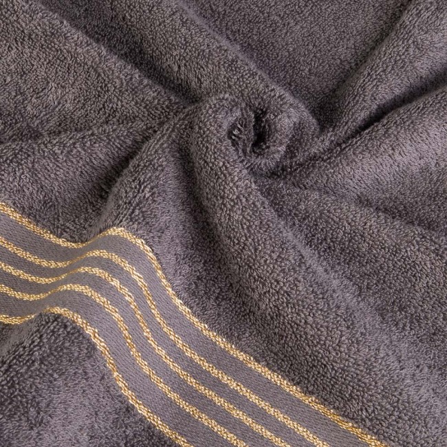 Ręcznik do rąk o wymiarach 30x50 cm z ciemnoszarej, teksturowanej bawełny, z bordiurą w złote paski. Produkt leży na białym tle, ładnie ukazując detale materiału. Gramatura 500 g/m² zapewnia miękkość i chłonność.