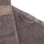 Ręcznik do rąk w kolorze ciemnoszarym, wykonany z bawełny o gramaturze 500 g/m². Widoczne złote paski na bordiurze. Ujęcie z boku, pokazujące możliwość zawieszenia za pętelkę. Szczegółowa tekstura materiału. Wymiary 30x50 cm.