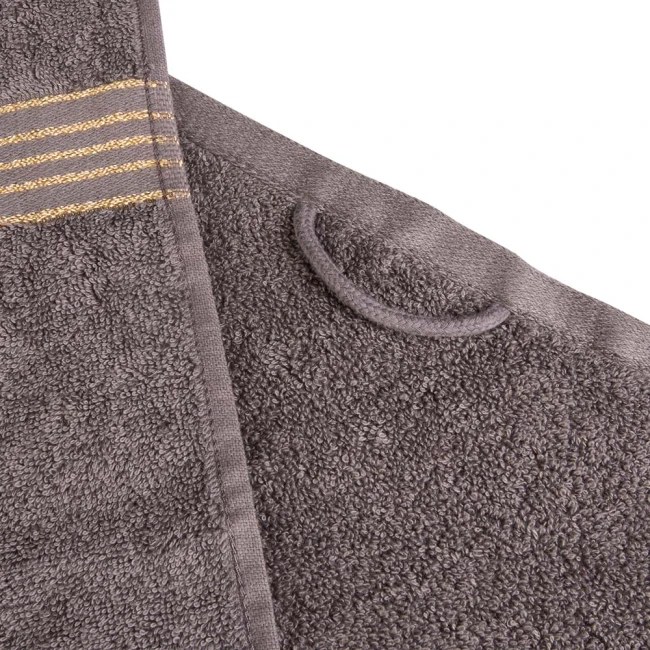 Ręcznik do rąk w kolorze ciemnoszarym, wykonany z bawełny o gramaturze 500 g/m². Widoczne złote paski na bordiurze. Ujęcie z boku, pokazujące możliwość zawieszenia za pętelkę. Szczegółowa tekstura materiału. Wymiary 30x50 cm.