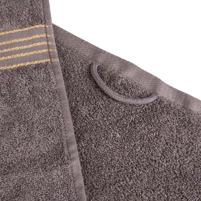 Ręcznik kąpielowy 50x90 cm w ciemnym szarym kolorze, wykonany z bawełny o gramaturze 500 g/m². Widoczna bordiura z złotymi paskami. Produkt leży na jednolitym tle, z zbliżeniem na teksturę oraz detal uchwytu.