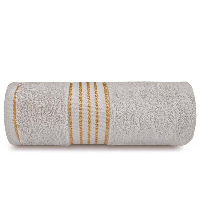 Ręcznik do rąk 30x50 cm w kolorze jasnoszarym, wykonany z bawełny o gramaturze 500 g/m². Złożony, z bordiurą w złote paski. Tekstura frotte widoczna w całości, prezentowany z boku na jednolitym tle.