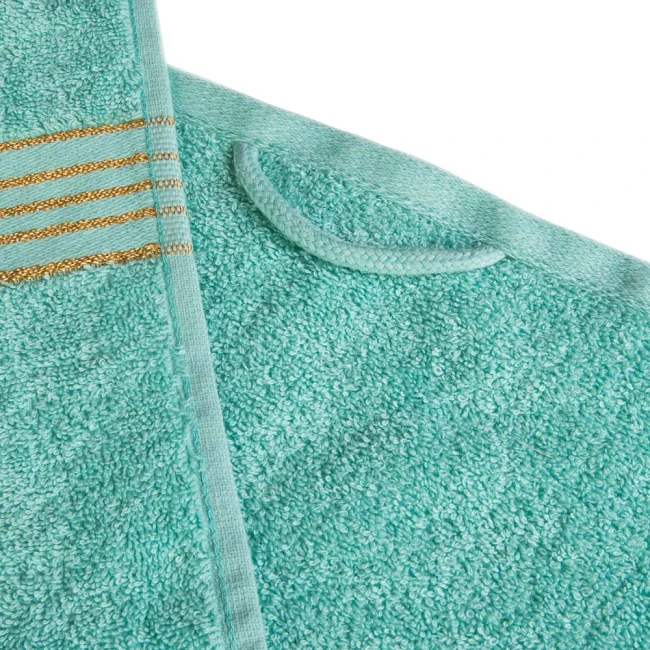 Ręcznik kąpielowy 50x90 cm w jasnym turkusowym kolorze z bordiurą w złote paski. Tekstura pętlicowa z grubym splotem 500 g/m². Ułożony na płaskiej powierzchni, widoczny detal bordiury i tekstury materiału. Brak widocznych napisów.