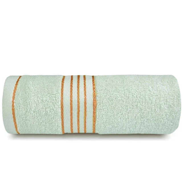 Ręcznik kąpielowy wykonany z bawełny, w kolorze zielonym z bordiurą w złote paski. Produkt ma wymiary 70x140 cm i gramaturę 500 g/m², złożony w walec z widoczną strukturą tkaniny.