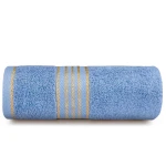 Ręcznik kąpielowy 50x90 cm w kolorze niebieskim, wykonany z bawełny o gramaturze 500 g/m2, z dekoracyjną bordiurą w złote paski. Ułożony w formie zrolowanej, ukazuje gładką teksturę materiału.