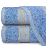 Ręcznik kąpielowy 70x140 cm w kolorze niebieskim, wykonany z bawełny o gramaturze 500 g/m2, z bordiurą w złote paski. Zdjęcie ukazuje ręcznik ułożony leżąco, na tle jasnym, z wyraźnym wzorem i teksturą materiału.