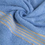 Ręcznik kąpielowy 70x140 cm, bawełniany, w odcieniu niebieskim z złotą bordiurą w pasiaki. Materiał o gramaturze 500 g/m², ułożony w kształt spirali, pokazujący teksturę i detale wzoru.