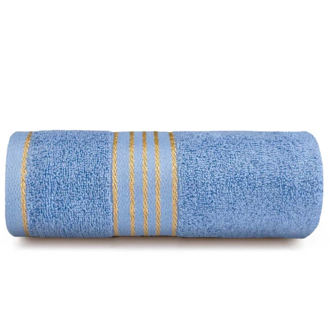 Ręcznik kąpielowy 70x140 cm w kolorze błękitnym, wykonany z bawełny o gramaturze 500 g/m², zwinięty. Bordiura z czterema pionowymi, złotymi paskami. Tekstura miękka, gęsta, z dobrą chłonnością, idealny do łazienki.