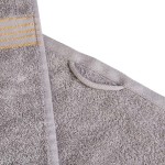 Ręcznik kąpielowy 50x90 cm w kolorze szarym, wykonany z bawełny 500 g/m2. Widoczne złote paski na bordiurze. Ujęcie z boku, ukazujące fakturę materiału oraz uchwyt do zawieszenia. Produkt lekko zwinięty, na jednolitym tle.