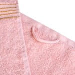 Ręcznik do rąk 30x50 cm w jasnoróżowym kolorze, wykonany z bawełny o gramaturze 500 g/m2. Zawiera bordiurę z złotymi paskami. Ujęcie z boku pokazuje pętelkę do zawieszenia. Produkt leży na białym tle, podkreślając jego fakturę.