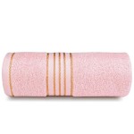 Ręcznik do rąk w kolorze jasnego różu o wymiarach 30x50 cm, wykonany z bawełny 500 g/m2. Zawiera bordiurę z złotymi paskami. Produkt zwinięty, ukazany z boku na prostym tle. Tekstura tkaniny jest miękka i puszysta.
