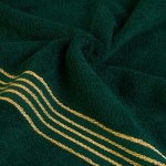 Ręcznik do rąk 30x50 cm w kolorze zielenie butelkowej, uszyty z bawełny o gramaturze 500 g/m². Widoczna bordiura z złotych pasków. Produkt leży na powierzchni, zbliżenie na teksturę przędzy. Tło w jednolitym kolorze, co podkreśla wzór.