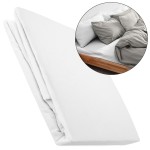 Flanelowe prześcieradło z gumką w kolorze białym, wykonane z materiału o gramaturze 160 g/m². Produkt leży na białym tle, złożony. W tle widać aranżację łóżka z poduszkami i kołdrą w odcieniach szarości.