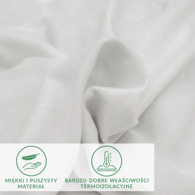 Prześcieradło flanelowe z gumką w kolorze kremowym 120x200, z miękkim i puszystym materiałem, ukazane w zbliżeniu. Widoczna faktura dzianiny oraz napisy dotyczące właściwości termoizolacyjnych.