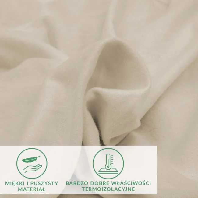 Prześcieradło flanelowe z gumką w kolorze jasno beżowym, o gramaturze 160 g/m². Ułożone w sposób rozłożony, ukazujące miękką fakturę materiału. Widoczne symbole wskazujące na właściwości termiczne i miękkość materiału.