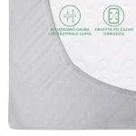 Prześcieradło flanelowe z gumką w rozmiarze 120x200 cm w kolorze jasno szarym, wykonane z miękkiego materiału o gramaturze 160 g/m². Guma jest wyjątkowo gruba i wytrzymała, obszita po całym obwodzie; produkt leży na białym tle.
