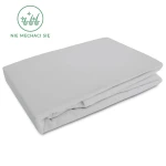 Prześcieradło flanelowe z gumką w kolorze jasno szarym, rozmiar 120x200 cm, leżące na białym tle. Materiał o gramaturze 160 g/m², z miękką fakturą. Widoczny tekst NIE MECHACI SIĘ oraz gumka zabezpieczająca.