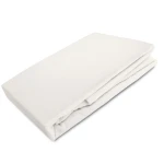 Prześcieradło flanelowe bez gumki w kolorze kremowym, 180x210 cm, z miękkiej i gładkiej tkaniny. Ułożone poziomo, z widocznym brzegiem złożonym. Tło proste, co podkreśla teksturę materiału. Idealne do zastosowania w sypialni.