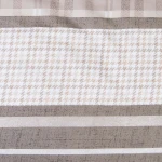 Pościel bawełniana 140x200 w beżowe pasy i kratkę. Wzory w odcieniach beżu i bieli. Produkt leży na płaskiej powierzchni, widoczna faktura tkaniny. Brak widocznych napisów lub logo.