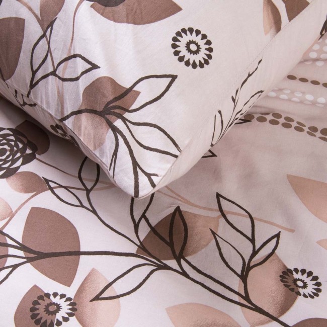 Pościel bawełniana 140x200 Rosalia w beżowe kwiaty, Cottonlove. Złożona pościel z poduszką na jasnym tle z delikatnym, brązowym wzorem kwiatów i liści. Tkanina o gładkiej fakturze, widoczne detale roślinne na poszełkach.