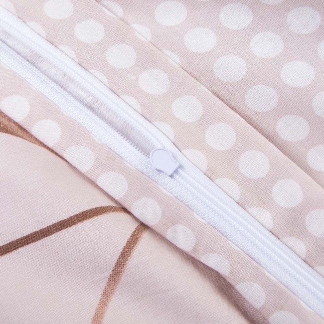Pościel bawełniana 140x200 Rosalia w beżowe kwiaty z białymi kropkami, z boku widoczny zamek błyskawiczny. Tło jasne, skupia uwagę na szczegółach tkaniny i fakturze materiału.