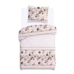 Pościel bawełniana 140x200 Rosalia w beżowe kwiaty przedstawia kompletny zestaw z poszewką na poduszkę i narzutą, leżący na płaskiej powierzchni. Wzór składa się z roślinnych motywów w odcieniach beżu i brązu. Tło białe, jednolite.