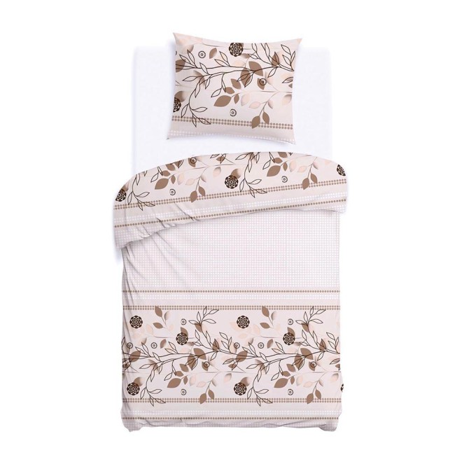 Pościel bawełniana 140x200 Rosalia w beżowe kwiaty przedstawia kompletny zestaw z poszewką na poduszkę i narzutą, leżący na płaskiej powierzchni. Wzór składa się z roślinnych motywów w odcieniach beżu i brązu. Tło białe, jednolite.