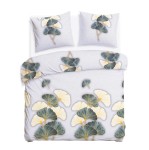 Pościel flanelowa 160x200 Solenne Light w kolorze szarym, zdobiona liśćmi miłorzębu w odcieniach zieleni i kremu. Zestaw składa się z poszwy na kołdrę i dwóch poszewek na poduszki, leżących na jednolitym tle.