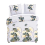 Pościel flanelowa 180x200 Solenne Light w odcieniach szarości z motywem liści miłorzębu. Komplet składa się z poszwy na kołdrę i dwóch poduszek. Produkt leży na białym tle, złożony na jednym boku, ukazując detale wzoru oraz fakturę materiału.