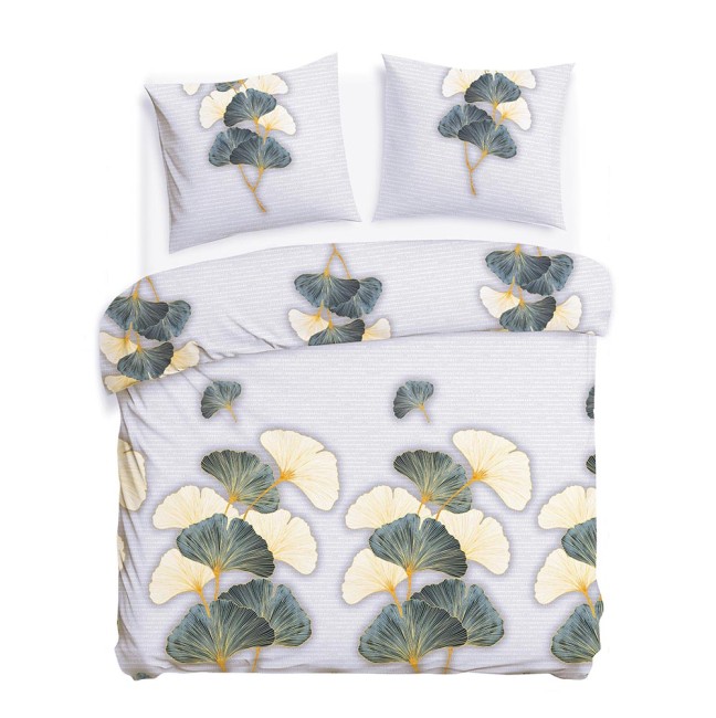Pościel flanelowa 180x200 Solenne Light w odcieniach szarości z motywem liści miłorzębu. Komplet składa się z poszwy na kołdrę i dwóch poduszek. Produkt leży na białym tle, złożony na jednym boku, ukazując detale wzoru oraz fakturę materiału.