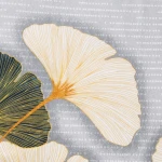 Pościel flanelowa 180x200 cm w odcieniu szarości, z drzewami miłorzębu w żółtych i zielonych tonacjach na tle o delikatnym, jasnym wzorze. Wzór roślinny z wyraźnymi detalami. Idealna do aranżacji sypialni z naturalnym akcentem.