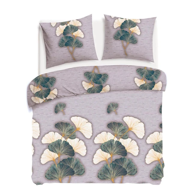 Pościel flanelowa 180x200 cm w kolorze szarym z nadrukiem liści miłorzębu. Złożona na białym tle, obejmuje poszewki i kołdrę. Wzór w odcieniach zieleni i beżu na delikatnym tle. Tekstura flanelowa, zapewniająca ciepło i komfort.