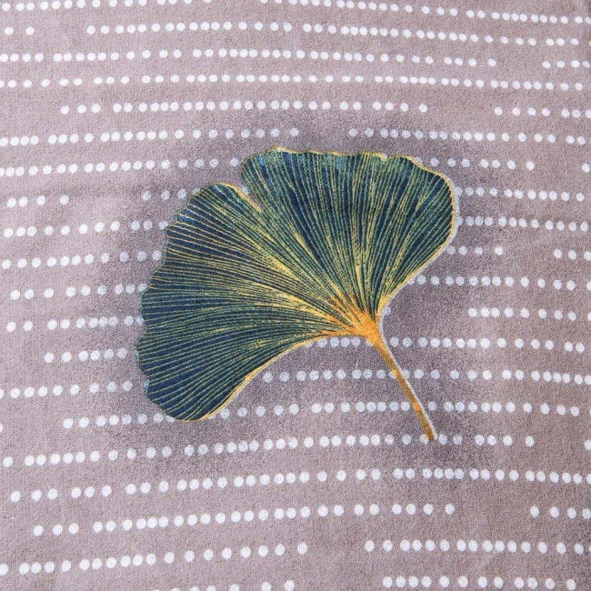 Pościel flanelowa 180x200 cm w odcieniach szarości, z delikatnym wzorem liścia miłorzębu w zieleni i żółci, na tle z białymi kropkami. Produkt leży na gładkiej powierzchni, eksponując subtelność tkaniny oraz detale wzoru.