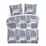 Pościel flanelowa 180x200 Ardela Grey w kratkę szaro-białą. Zestaw obejmuje poszwę na kołdrę i dwie poduszki. Widoczne wzory w różnych odcieniach szarości oraz kolorach brązowym i granatowym. Ułożona płasko, na białym tle.