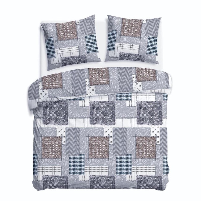 Pościel flanelowa 180x200 Ardela Grey w kratkę szaro-białą. Zestaw obejmuje poszwę na kołdrę i dwie poduszki. Widoczne wzory w różnych odcieniach szarości oraz kolorach brązowym i granatowym. Ułożona płasko, na białym tle.