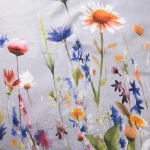 Pościel flanelowa 160x200 Florina Mist w szaro-niebieskim kolorze, pokryta kolorowymi kwiatami. Wzór przedstawia różne gatunki kwiatów, w tym chabry, maki i stokrotki na jasnoszarym tle. Zestaw idealny do sypialni, stworzy przytulną atmosferę.