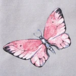 Pościel flanelowa 160x200 cm w szarym kolorze z kolorowym nadrukiem motyla. Motyl z różowymi skrzydłami i szczegółowymi, niebieskimi akcentami. Tkanina o miękkiej, przyjemnej fakturze, idealna do sypialni. Ułożona na jednolitym tle.