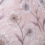 Pościel flanelowa w rozmiarze 140x200 cm w odcieniach beżu z motywem dmuchawców. Wzór przedstawia delikatne, okrągłe kwiaty z cienkimi łodygami. Tkanina o miękkiej, teksturowanej powierzchni, leżąca na płaskiej powierzchni, na jednolitym tle.