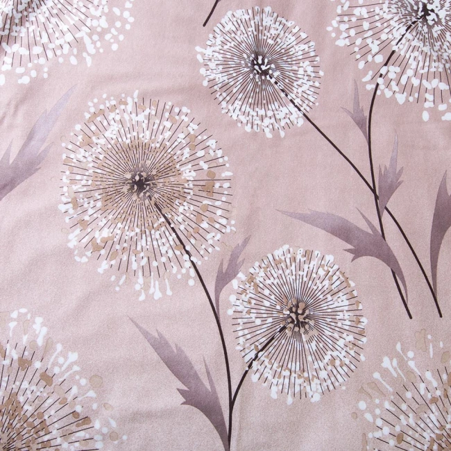 Pościel flanelowa w rozmiarze 140x200 cm w odcieniach beżu z motywem dmuchawców. Wzór przedstawia delikatne, okrągłe kwiaty z cienkimi łodygami. Tkanina o miękkiej, teksturowanej powierzchni, leżąca na płaskiej powierzchni, na jednolitym tle.