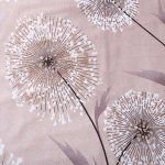 Pościel flanelowa 140x200 Aureli Beige, Flanelove, w beżowym kolorze z kwiatowym nadrukiem, przedstawiająca stylizowane dmuchawce. Materiał miękki, teksturowany. Zbliżenie na detale wzoru. Tło jednolite, co podkreśla wygląd produktu.