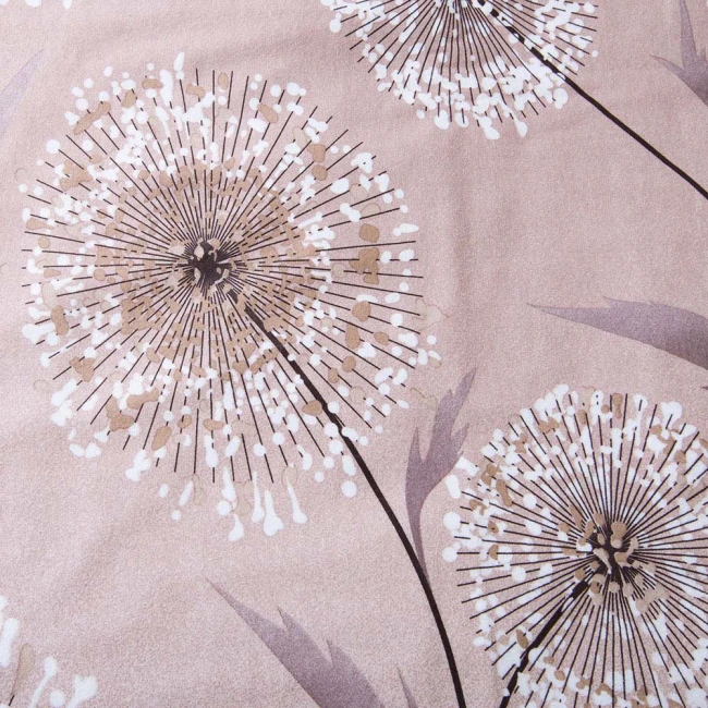 Pościel flanelowa 140x200 Aureli Beige, Flanelove, w beżowym kolorze z kwiatowym nadrukiem, przedstawiająca stylizowane dmuchawce. Materiał miękki, teksturowany. Zbliżenie na detale wzoru. Tło jednolite, co podkreśla wygląd produktu.